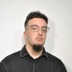 Deejay Bassulasを聴いたり、ミュージックビデオを鑑賞したり、経歴やツアー日程などを確認したりしましょう！