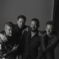 undefinedを聴いたり、ミュージックビデオを鑑賞したり、経歴やツアー日程などを確認したりしましょう！