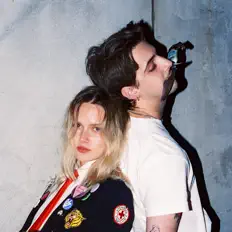 Trauna सुनें, म्यूज़िक वीडियो देखें, बायो पढ़ें, दौरे की तारीखें और बहुत कुछ देखें!