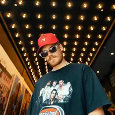 Hör dir Snyder an, schau dir Musikvideos an, lies die Biografie, finde Tourdaten und mehr!