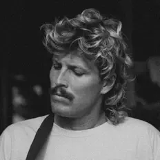 聆聽 Ziggy Alberts、觀看音樂影片、閱讀小傳、查看巡演日期等！