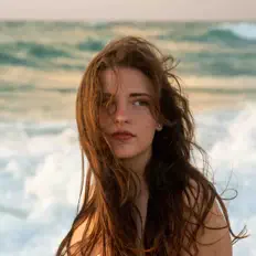 Hör dir Ella Hassey an, schau dir Musikvideos an, lies die Biografie, finde Tourdaten und mehr!