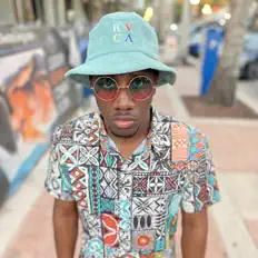 Ακούστε περιεχόμενο από James Roan, παρακολουθήστε μουσικά βίντεο, διαβάστε το βιογραφικό, δείτε ημερομηνίες περιοδείας, και πολλά ακόμη!