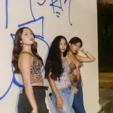 聆聽 Feather Flowers、觀看音樂影片、閱讀小傳、查看巡演日期等！