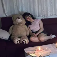 聆聽 undefined、觀看音樂影片、閱讀小傳、查看巡演日期等！