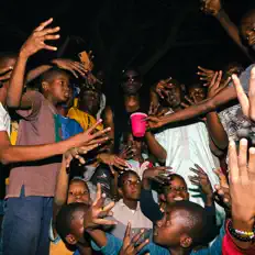 收听 Vieux Père、观看音乐视频、阅读小传、查看巡演日期等 ！