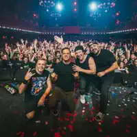 undefined dinle, müzik videolarını izle, biyografisini oku, tur tarihlerini ve daha fazlasını gör!