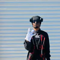 undefined dinle, müzik videolarını izle, biyografisini oku, tur tarihlerini ve daha fazlasını gör!