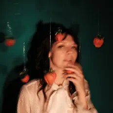 收听 Julia Julia、观看音乐视频、阅读小传、查看巡演日期等 ！