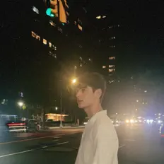 Ascolta Joshua Bromberg, guarda video musicali, leggi la biografia, vedi le date del tour & altro!