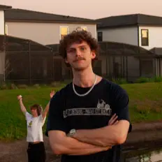 Lucky Henryを聴いたり、ミュージックビデオを鑑賞したり、経歴やツアー日程などを確認したりしましょう！