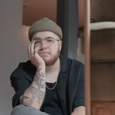 Posłuchaj wykonawcy PHEN, obejrzyj teledyski, przeczytaj biografię, zobacz daty tras koncertowych i nie tylko!