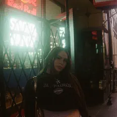 Hör dir JESSZ an, schau dir Musikvideos an, lies die Biografie, finde Tourdaten und mehr!