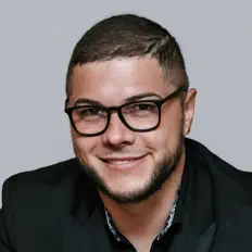 Konstantin Makaroffを聴いたり、ミュージックビデオを鑑賞したり、経歴やツアー日程などを確認したりしましょう！