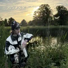 聆聽 Mak、觀看音樂影片、閱讀小傳、查看巡演日期等！