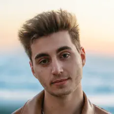 Escucha a Michael DiMuccio, mira videos musicales, lee su biografía, consulta las fechas de las gira y más.