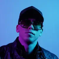 Luister naar undefined, bekijk muziekvideo's, lees de bio, bekijk de tourdata, en meer!