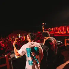 Dengarkan 11.11, tonton video musik, baca bio, lihat tanggal tur & lainnya!