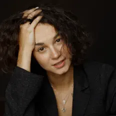 收听 LARA、观看音乐视频、阅读小传、查看巡演日期等 ！
