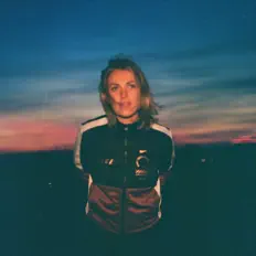 Poslechněte si interpreta philine, sledujte hudební videa, přečtěte si životopis, podívejte se na data turné a další informace.