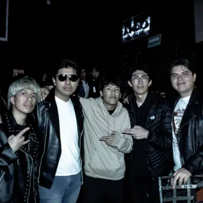 聆聽 Halvers、觀看音樂影片、閱讀小傳、查看巡演日期等！