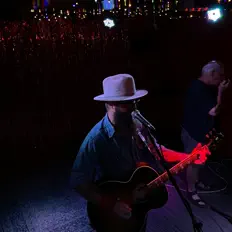 聆聽 John Dempsy、觀看音樂影片、閱讀小傳、查看巡演日期等！