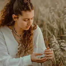 Escucha a אדוה זמירי, mira videos musicales, lee su biografía, consulta las fechas de las gira y más.