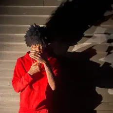 收听 Mari!、观看音乐视频、阅读小传、查看巡演日期等 ！