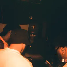 Posłuchaj wykonawcy Søzi, obejrzyj teledyski, przeczytaj biografię, zobacz daty tras koncertowych i nie tylko!