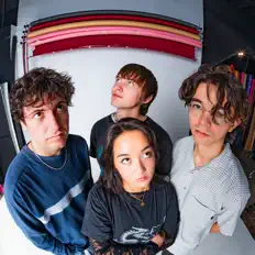 Phoneboy सुनें, म्यूज़िक वीडियो देखें, बायो पढ़ें, दौरे की तारीखें और बहुत कुछ देखें!