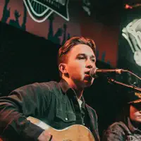 聆聽 undefined、觀看音樂影片、閱讀小傳、查看巡演日期等！