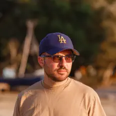 聆聽 uroslov、觀看音樂影片、閱讀小傳、查看巡演日期等！