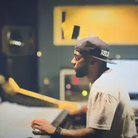 undefined dinle, müzik videolarını izle, biyografisini oku, tur tarihlerini ve daha fazlasını gör!