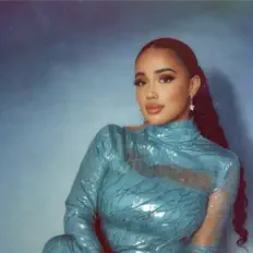 Dengarkan Mia Grace, tonton video musik, baca bio, lihat tanggal tur & lainnya!
