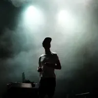 Poslechněte si interpreta undefined, sledujte hudební videa, přečtěte si životopis, podívejte se na data turné a další informace.