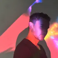 聆聽 undefined、觀看音樂影片、閱讀小傳、查看巡演日期等！