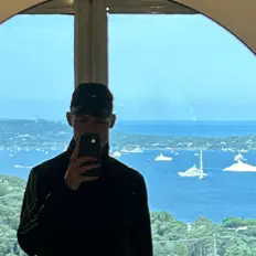 聆聽 Majbe、觀看音樂影片、閱讀小傳、查看巡演日期等！