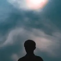 聆聽 undefined、觀看音樂影片、閱讀小傳、查看巡演日期等！