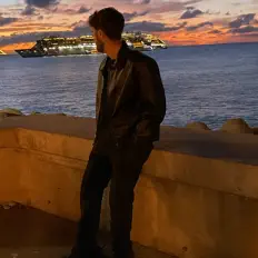 Ouve La Noir, vê vídeos de música, lê a biografia, vê as datas da digressão e muito mais!