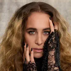 聆聽 Chloe Stroll、觀看音樂影片、閱讀小傳、查看巡演日期等！