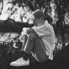 Écoutez red fields, regardez des vidéoclips, lisez la biographie, consultez les dates de tournée et plus encore !