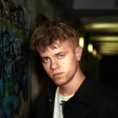 收听 VECHIR、观看音乐视频、阅读小传、查看巡演日期等 ！