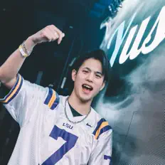 Poslechněte si interpreta Yusuke, sledujte hudební videa, přečtěte si životopis, podívejte se na data turné a další informace.