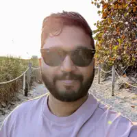 聆聽 undefined、觀看音樂影片、閱讀小傳、查看巡演日期等！