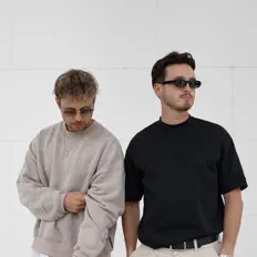 Hör dir Two Shades an, schau dir Musikvideos an, lies die Biografie, finde Tourdaten und mehr!