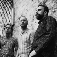 聆聽 undefined、觀看音樂影片、閱讀小傳、查看巡演日期等!