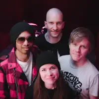 Ouve undefined, vê vídeos de música, lê a biografia, vê as datas da digressão e muito mais!