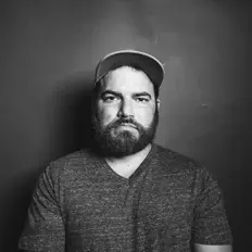 CS Hellmannを聴いたり、ミュージックビデオを鑑賞したり、経歴やツアー日程などを確認したりしましょう！