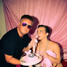 Sweet Touch सुनें, म्यूज़िक वीडियो देखें, बायो पढ़ें, दौरे की तारीखें और बहुत कुछ देखें!