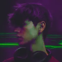聆聽 undefined、觀看音樂影片、閱讀小傳、查看巡演日期等！